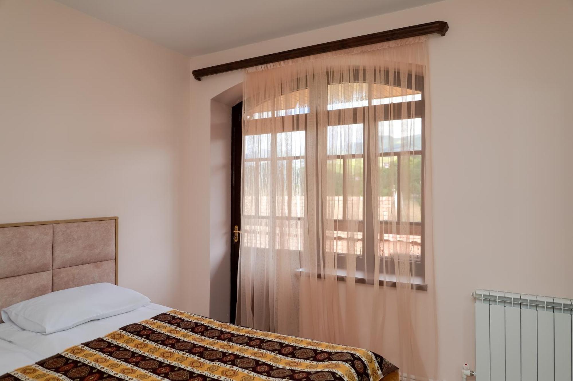 Hotel Dilijan Old Center ภายนอก รูปภาพ