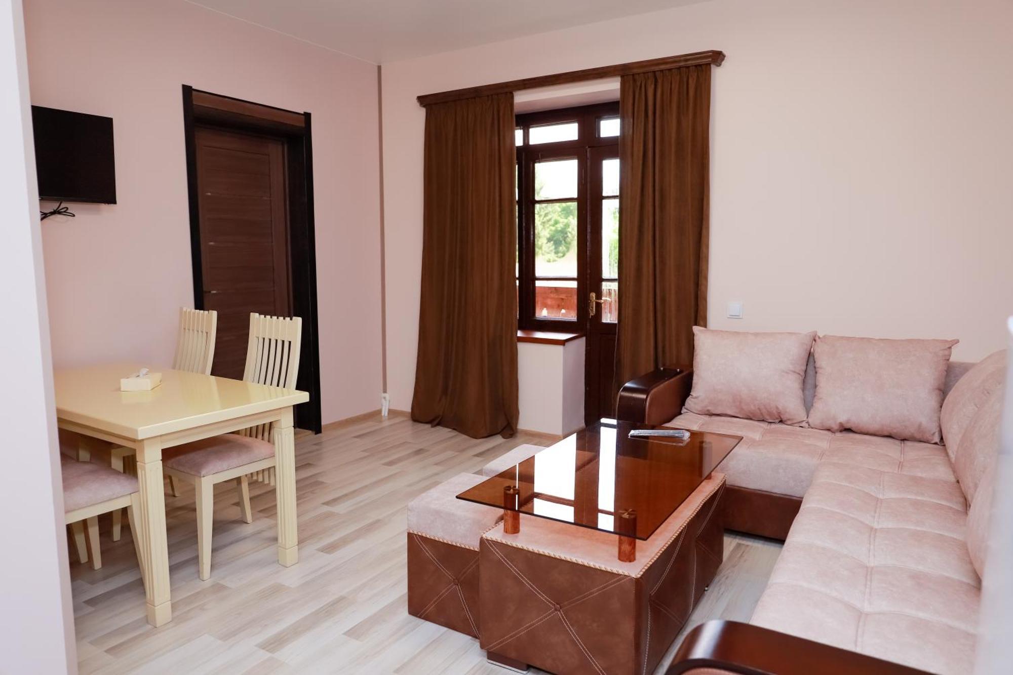 Hotel Dilijan Old Center ภายนอก รูปภาพ